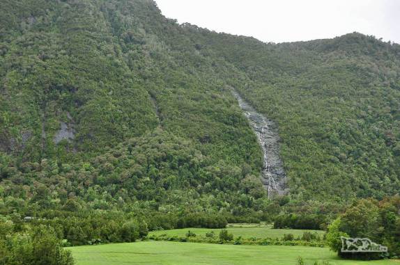 Cachoeira escorre em encosta do parque de Pumalín, região de Chaitén, na Carretera Austral, sul do Chile